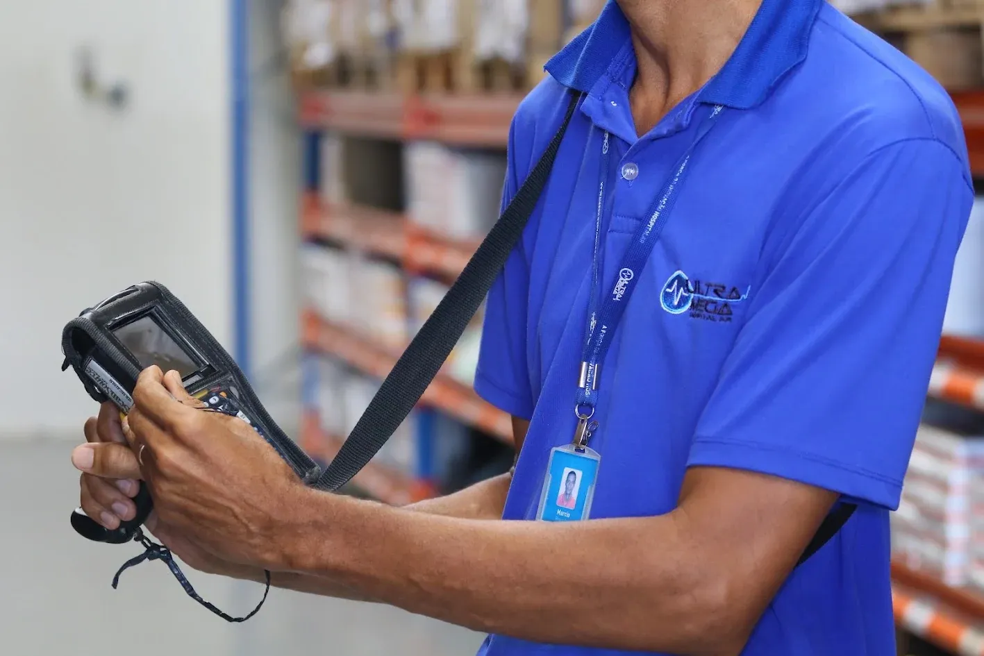 Profissional da Ultramega segurando um coletor de dados