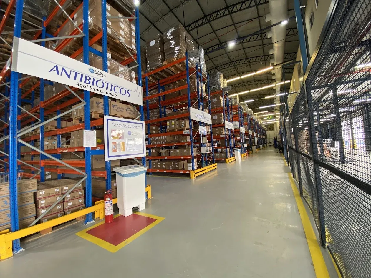 Corredor de armazenagem com estantes porta-paletes
